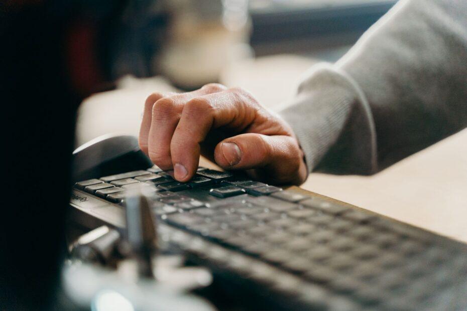 Illustration of How Automation Tools Quietly Handle Repetitive Computer Tasks