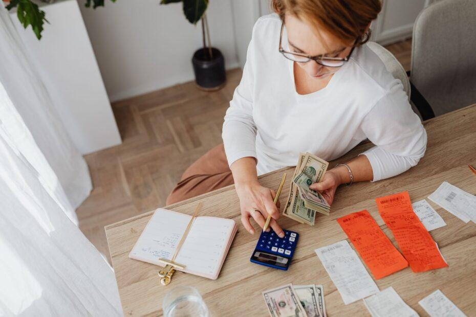Illustration of How Budgeting Software Simplifies Tracking Everyday Expenses