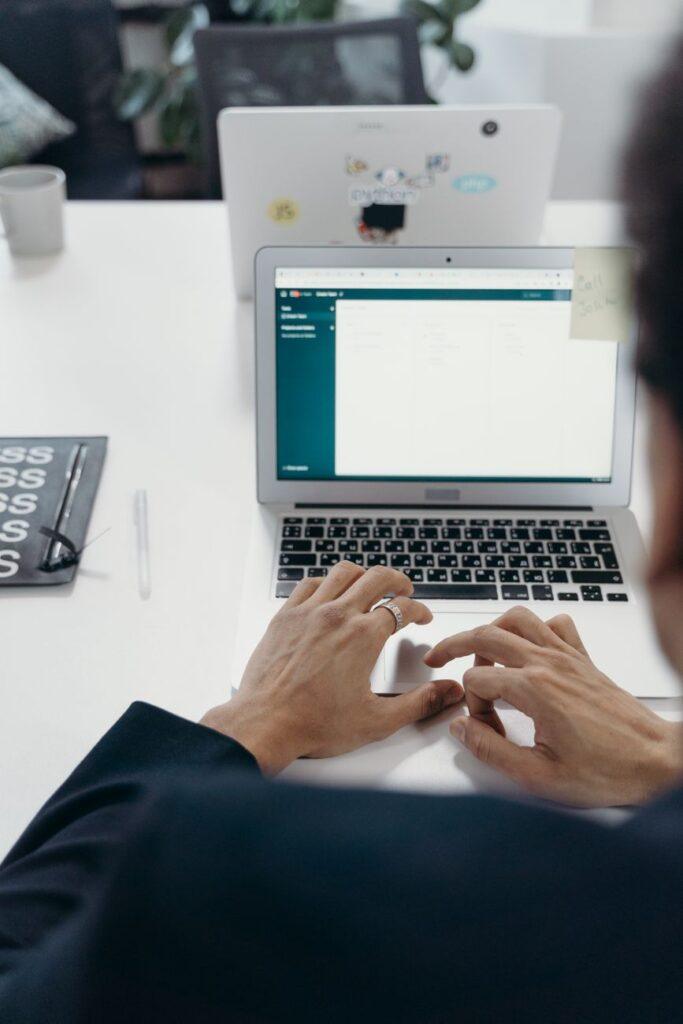 Illustration of How Project Management Software Keeps Remote Teams Aligned