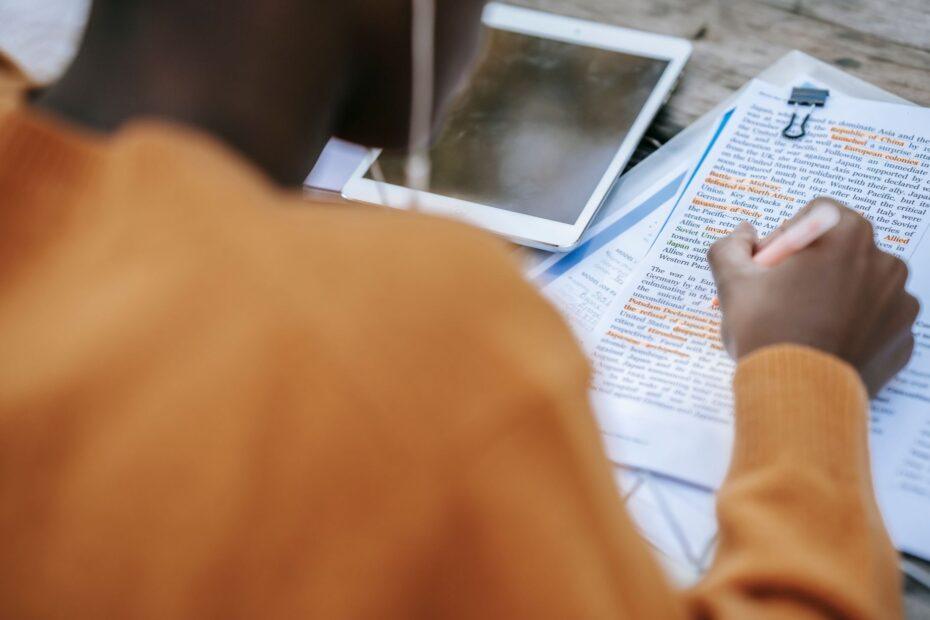 Illustration of How Voice-to-Text Software Changed the Way People Take Notes