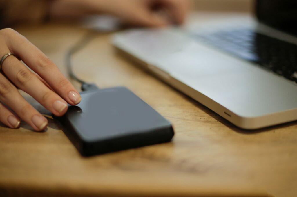 Illustration of The Difference Between a Backup and a Sync Across Devices
