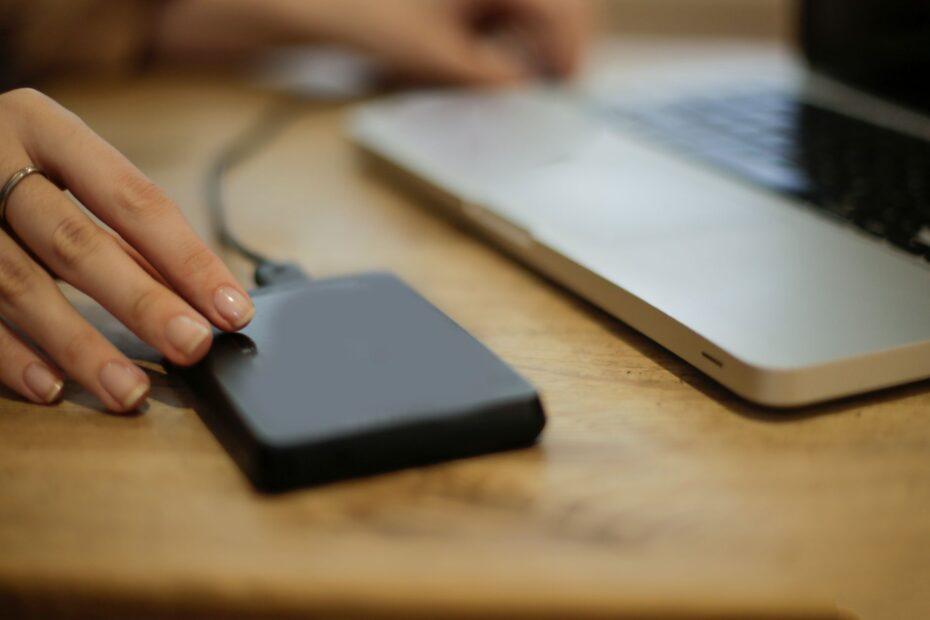 Illustration of The Difference Between a Backup and a Sync Across Devices