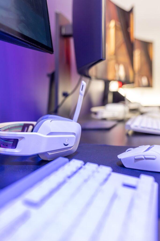 Illustration of The Difference Between a Virtual Desktop and Multiple Monitors