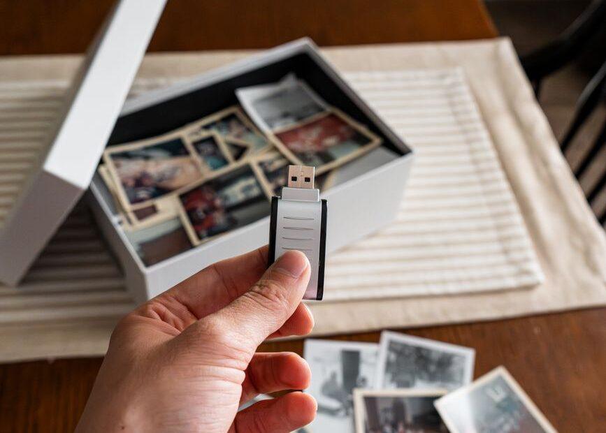 Illustration of The Everyday Tools Behind Organizing Thousands of Digital Photos