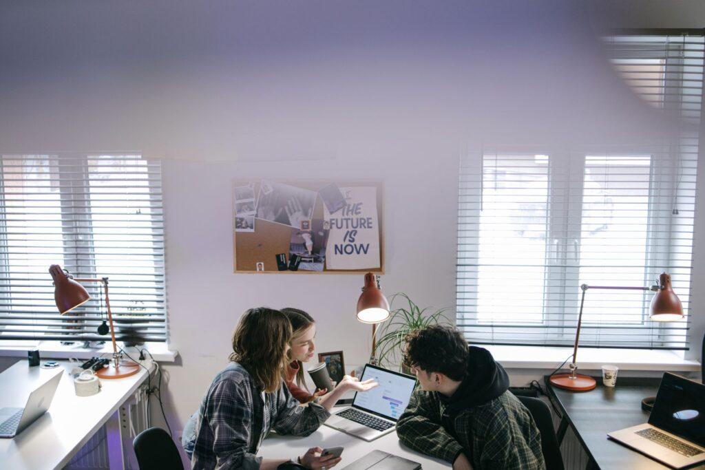 Illustration of Why Cloud-Based Office Suites Changed the Way Teams Collaborate