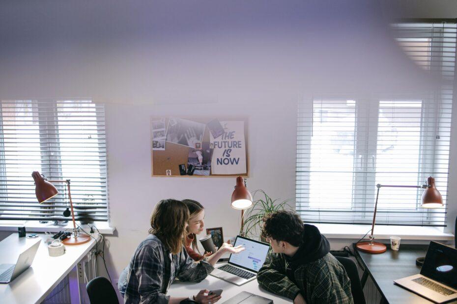 Illustration of Why Cloud-Based Office Suites Changed the Way Teams Collaborate