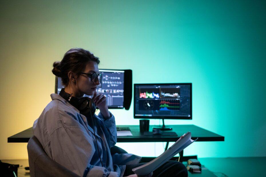 Illustration of Why Dual Monitor Setups Improve Focus More Than Expected